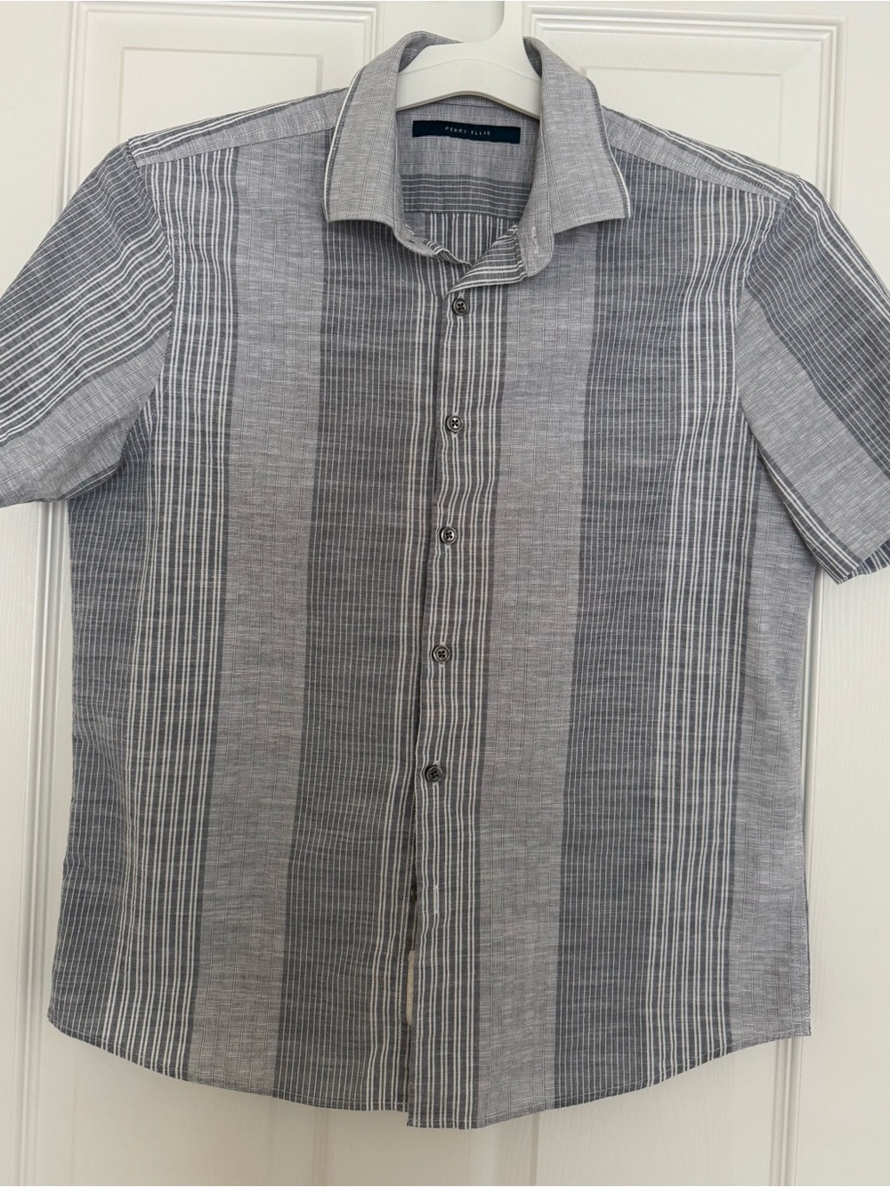 Men’s Gray Short-Sleeve Striped Button-Up Shirt